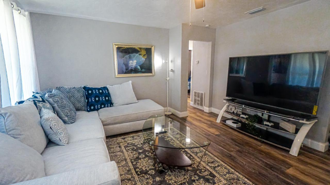 Vila Elegant Cozy Oasis On A Traffic Free Street Clearwater Exteriér fotografie